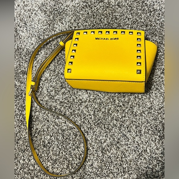 Michael Kors yellow crossbody like new worn a couple of times - Picture 3 of 5